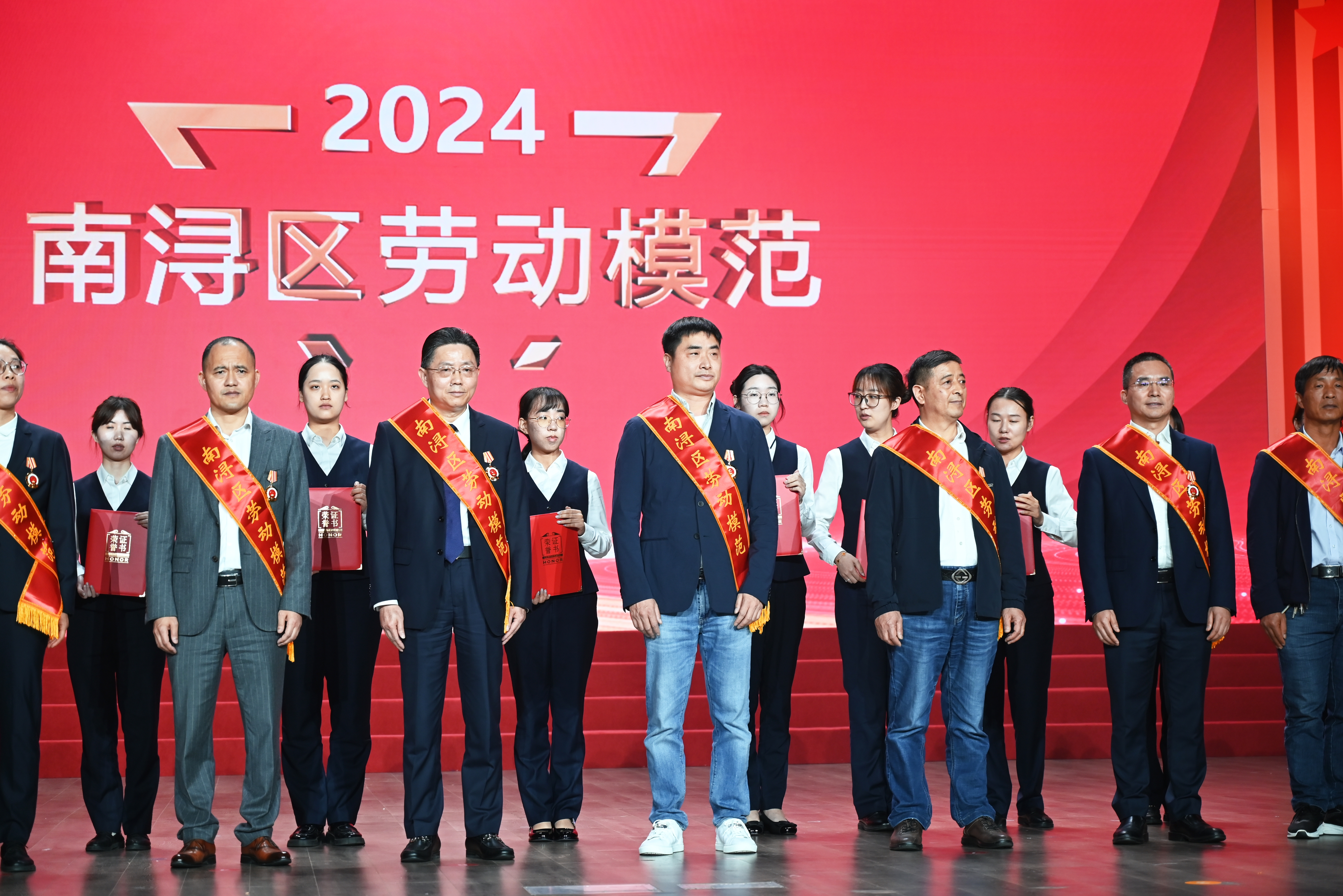 榜樣先行 敬業有為丨世友木業總裁倪月忠榮獲“南潯區勞動模范”稱號